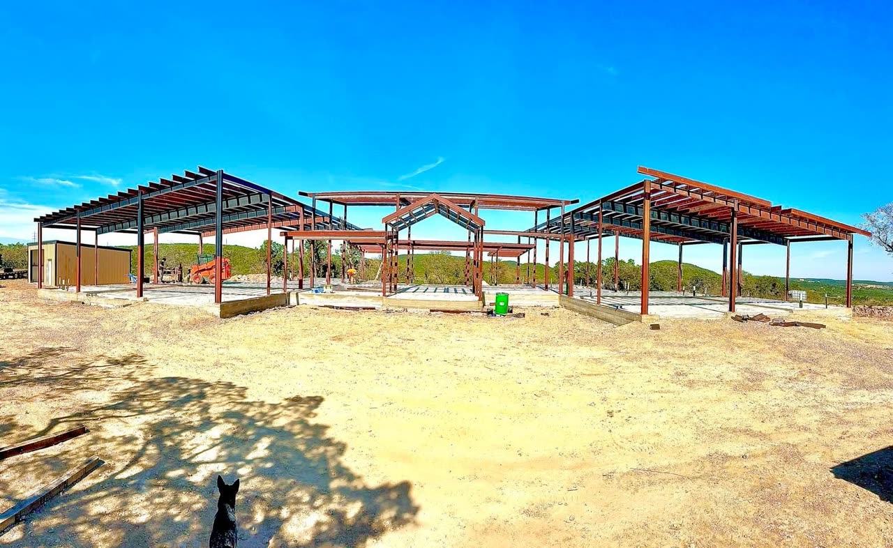 Structural steel frame, commercial build, Central Texas